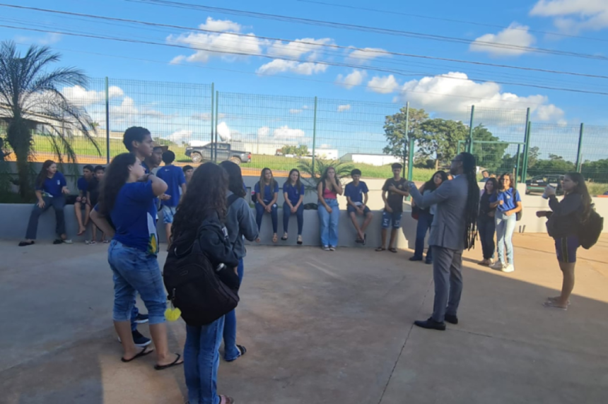 promotor-explica-atuacao-do-ministerio-publico-a-estudantes