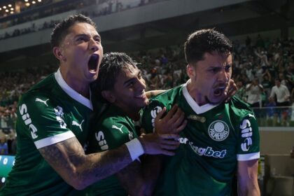 palmeiras-domina-o-derby,-vence-o-corinthians-e-assume-a-lideranca-do-brasileirao