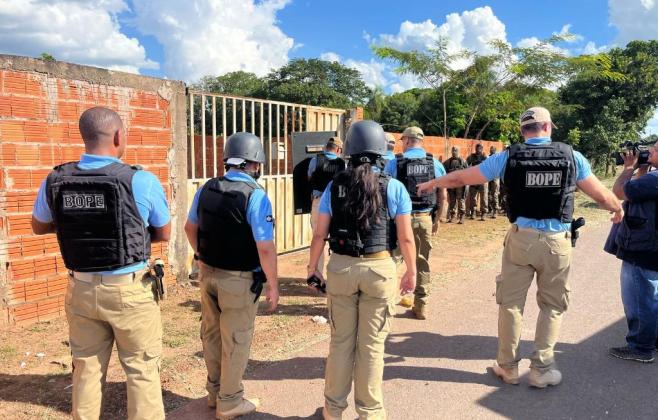 pm-de-mato-grosso-resgata-mulher-e-crianca-mantidas-refens-no-distrito-da-guia